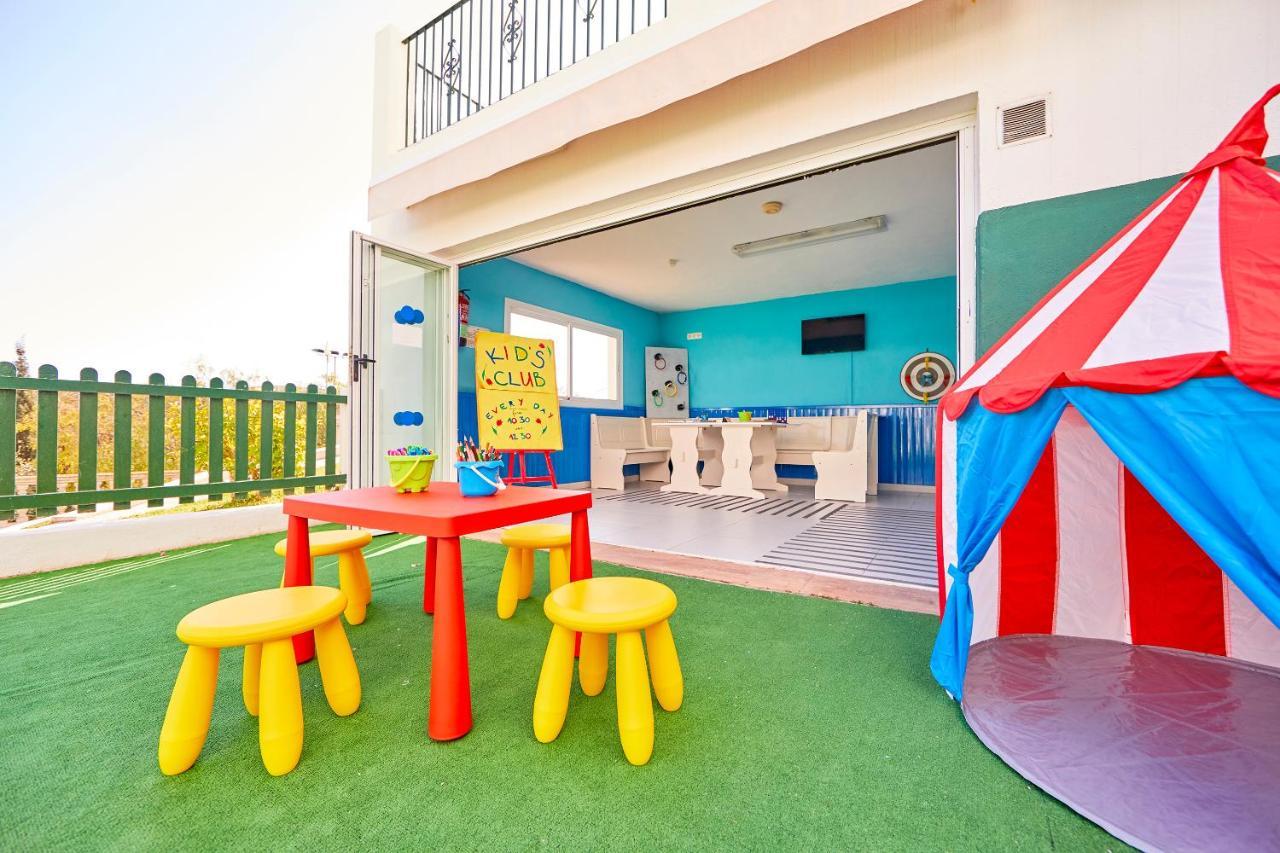 Aparthotel Holiday Center Santa Ponsa Bagian luar foto