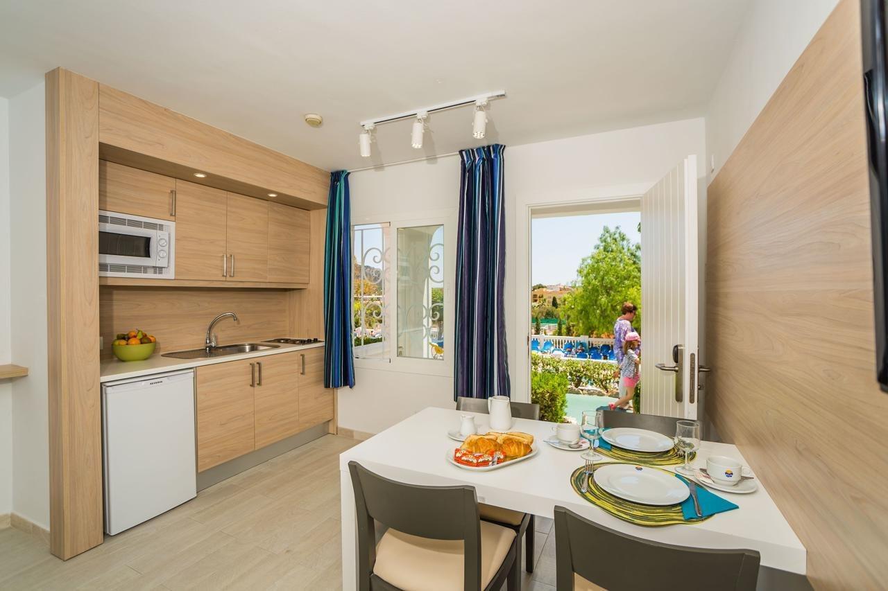 Aparthotel Holiday Center Santa Ponsa Bagian luar foto