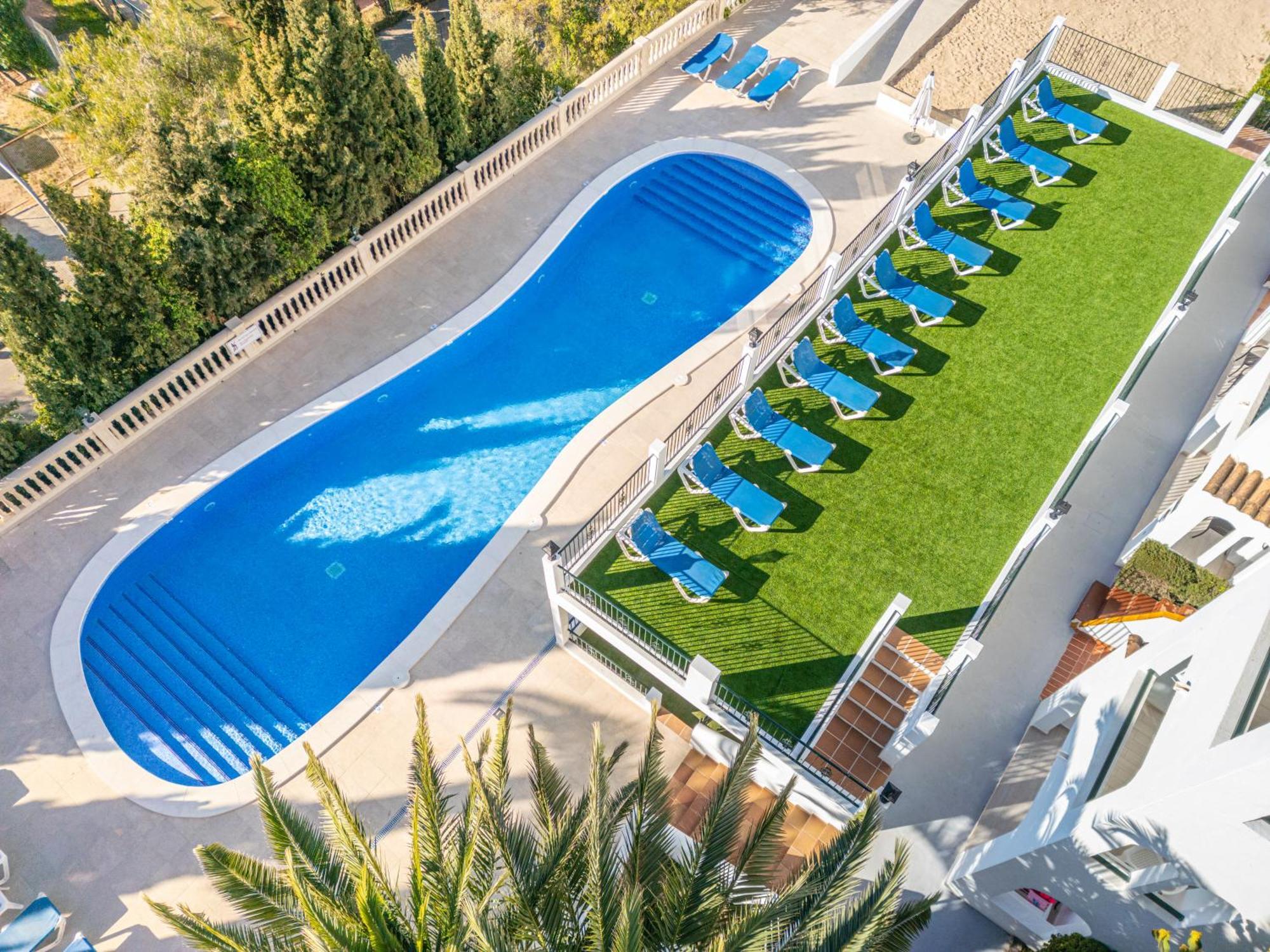 Aparthotel Holiday Center Santa Ponsa Bagian luar foto