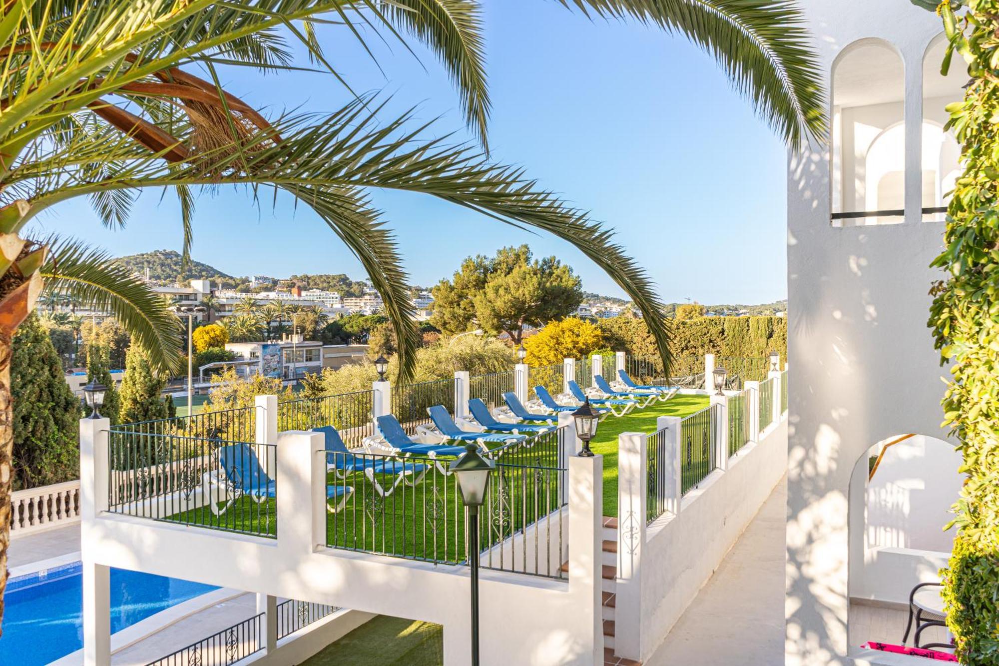 Aparthotel Holiday Center Santa Ponsa Bagian luar foto