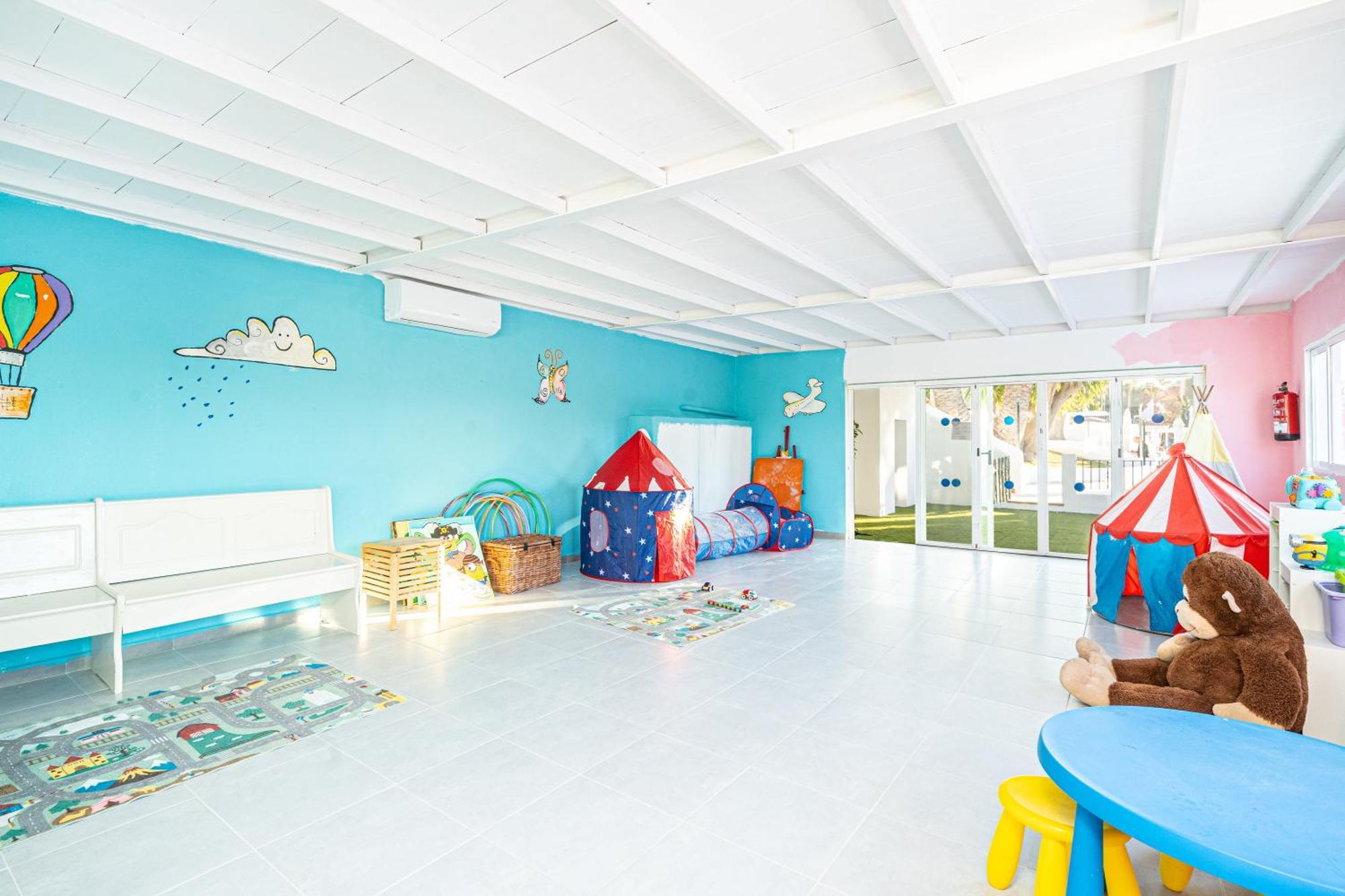 Aparthotel Holiday Center Santa Ponsa Bagian luar foto
