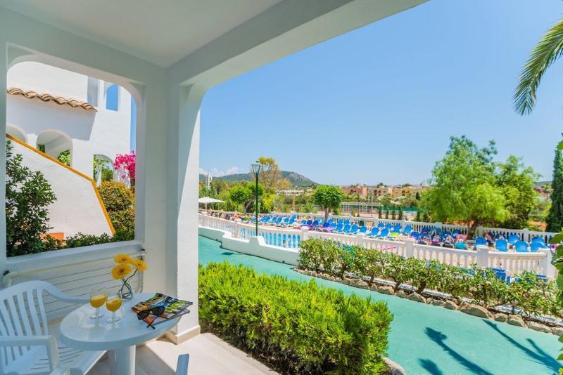 Aparthotel Holiday Center Santa Ponsa Bagian luar foto