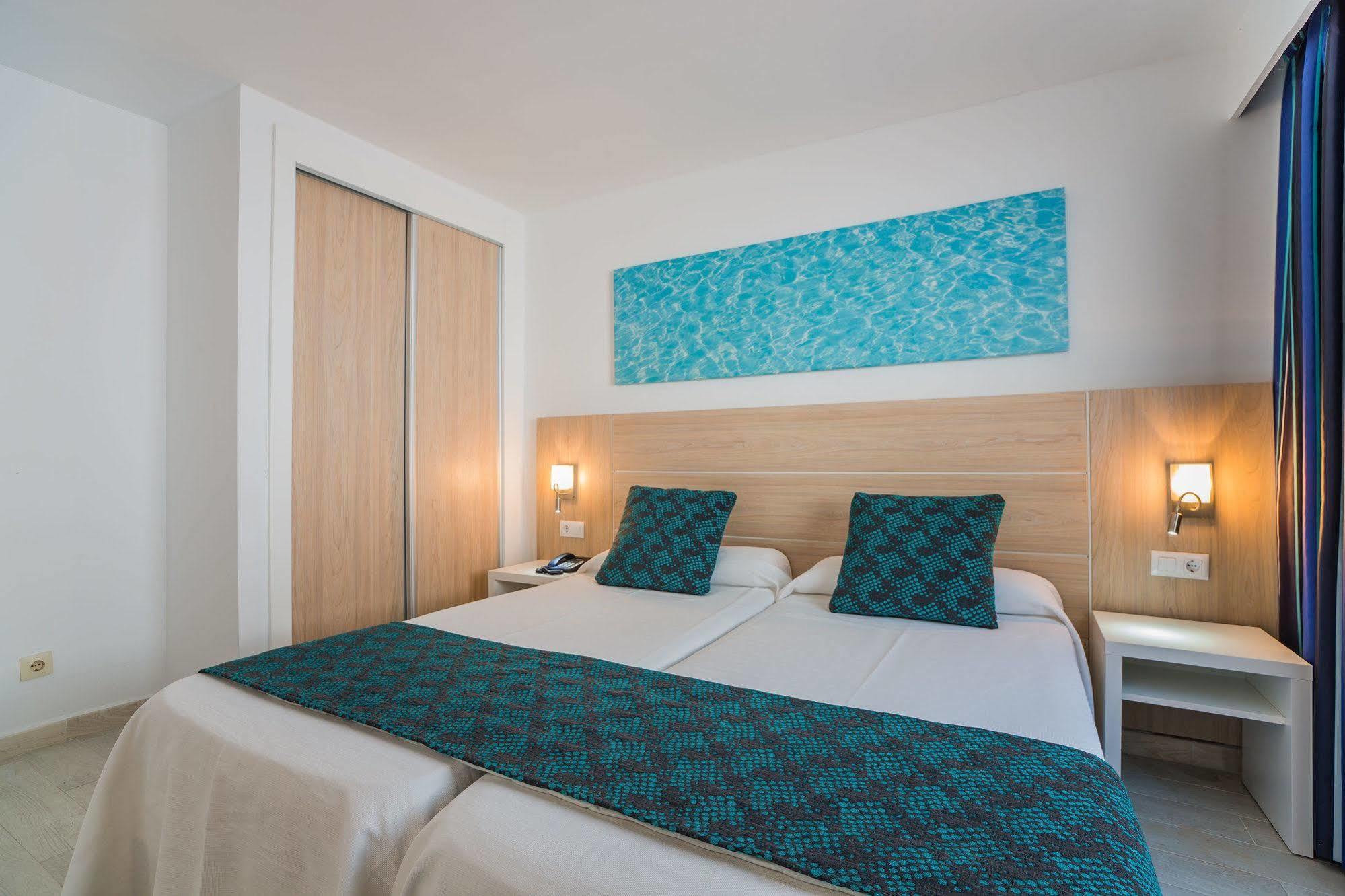 Aparthotel Holiday Center Santa Ponsa Bagian luar foto