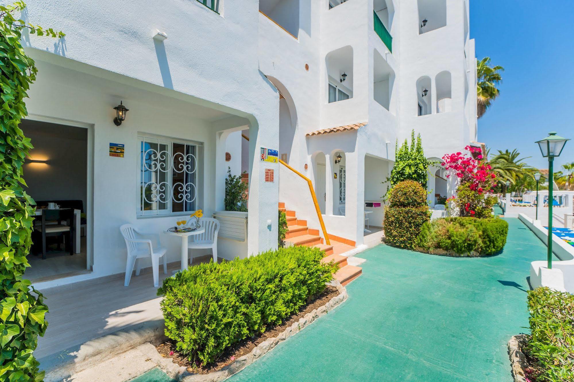 Aparthotel Holiday Center Santa Ponsa Bagian luar foto