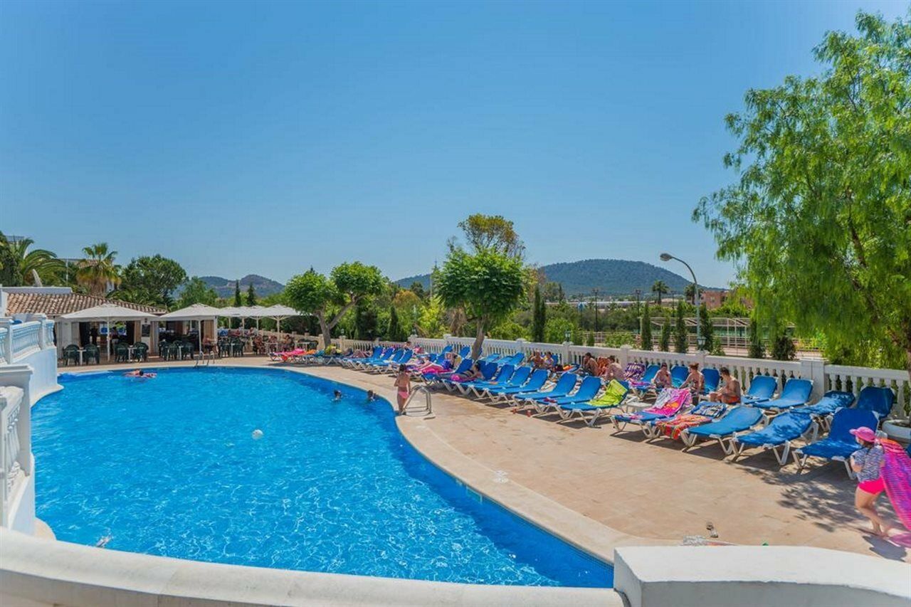 Aparthotel Holiday Center Santa Ponsa Bagian luar foto